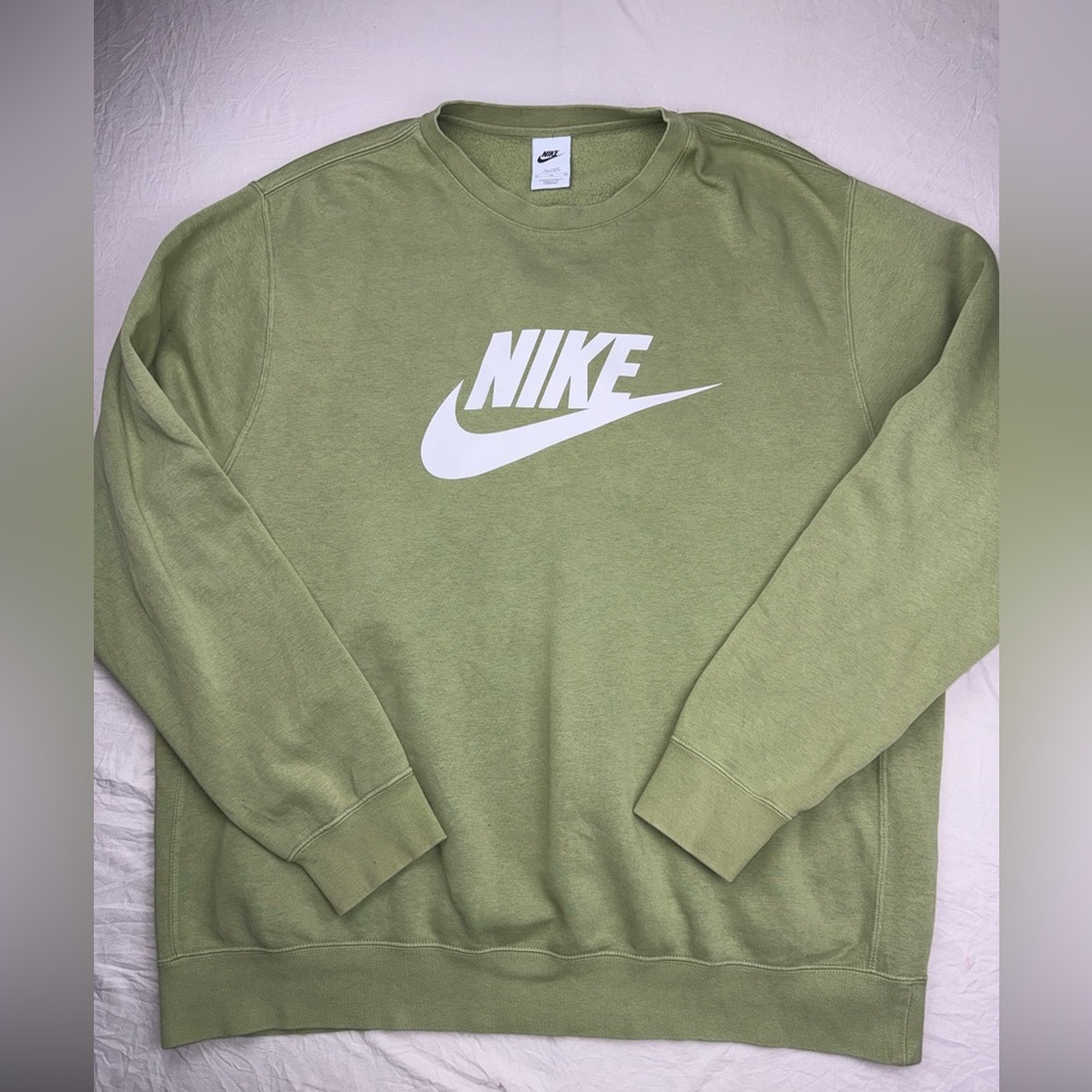 Nike Men's Sportswear Club Fleece Graphic Crewneck Sweatshirt